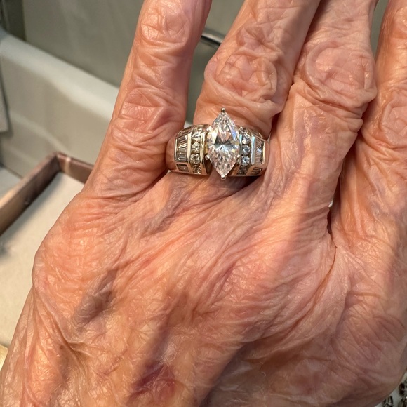 🌻Sophisticated Silver Ring with Marquise Diamond and Geometric Design - Picture 2 of 7